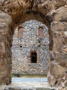 Eski güçlendirilmiş kilise kompleksinin kemerli girişinden bak.