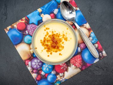 Süslü Noel peçetelerinde krem brüle 'nin hemen üstünde.