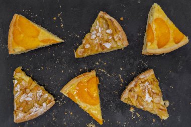 Siyah tahtada çeşitli meyveli tart dilimleri