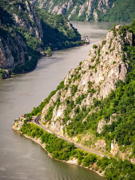 Ciucaru mare peak over Danube vadileri veya cazanele dunarii, Romanya ile Sırbistan arasındaki doğal sınır