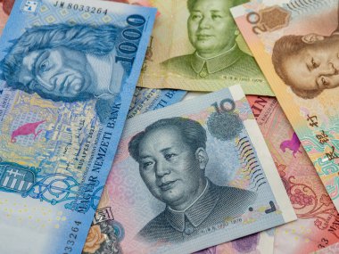 Macar forint banknotları ve Çin yuanı yığını