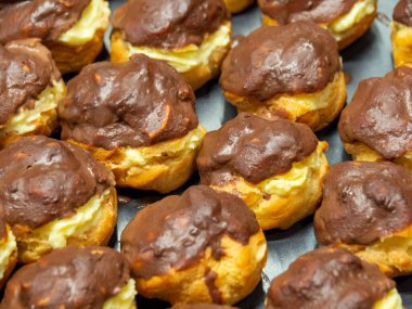 Mini ev yapımı çikolatalı ekler pasta tatlısı.