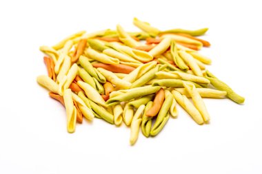 Beyaz arka planda bir yığın çiğ makarna, üst görünüm, düz yatış