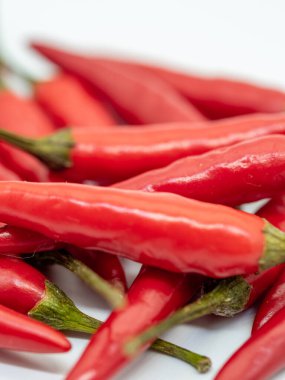 Kırmızı biberler beyaz arkaplanda izole edilmiş..