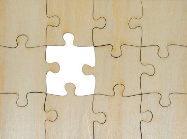 Tahta masadaki son parçalı yapboz parçaları. Boşluğu olan üst görünüm