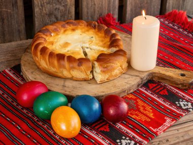 Renkli yumurta ve süzme peynirli paska ya da paska peynirli paskalya yemeği.