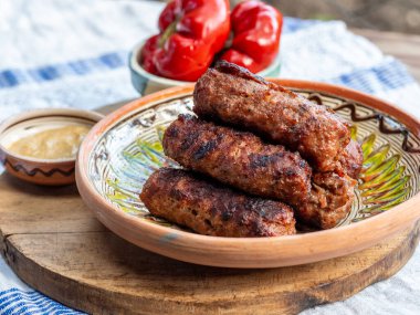 Köfteli biber turşusu ve geleneksel Romanya yemekleri.