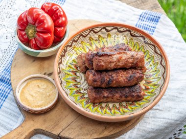 Köfteli biber turşusu ve geleneksel Romanya yemekleri.
