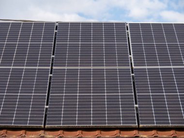 Yerleşim yerlerinin çatısına güneş panelleri yerleştirildi