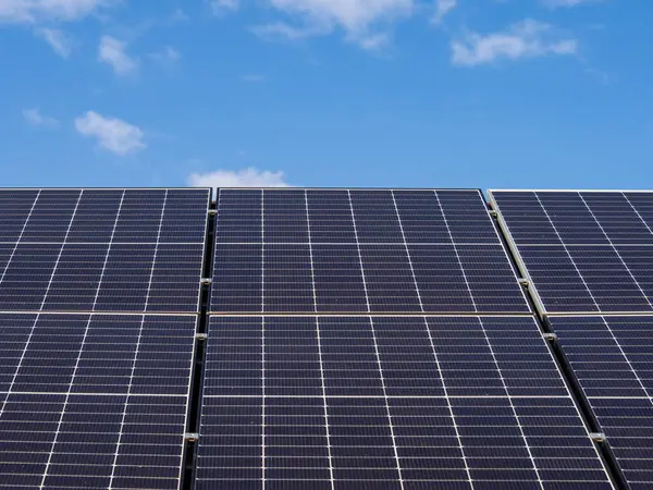 Yerleşim yerlerinin çatısına güneş panelleri yerleştirildi