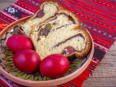 Geleneksel kumaş üzerinde ortodoks paskalya yumurtası ve sünger keki.