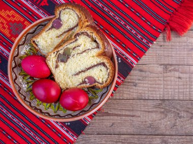 Geleneksel kumaş üzerinde ortodoks paskalya yumurtası ve sünger keki.