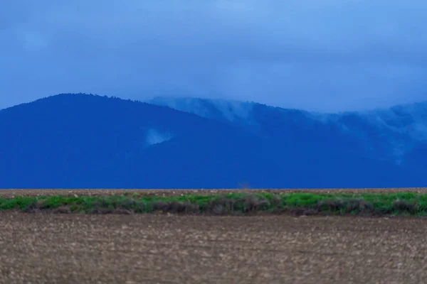 Montanhas Com Nuvens Tempestade Campos Cultivo Primeiro Plano Céu Azul — Fotografia de Stock