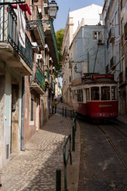 Portekiz Caddesi 'nde binalar ve tramvay rayları var.