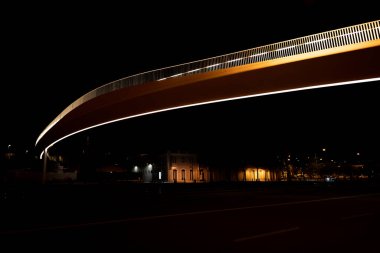 Lizbon şehrinde geceleri ışık saçan bir köprü, minimalist.