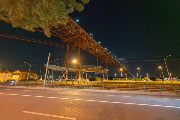 夜になるとリスボン市内の吊り橋 — ストック写真