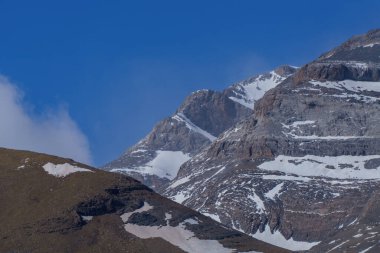 Monte Perdido 'nun karlı dağı Huesca' da Gökyüzünde bulutlarla