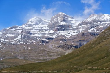Monte Perdido 'nun karlı dağı Huesca' da Gökyüzünde bulutlarla