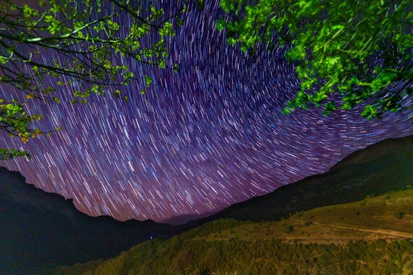 Циркумполярный Звезды Деревьями Выше Долиной Ниже — стоковое фото