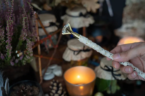 魔女の手は魔法の杖を持つ 魔法のアイテムシーン ウィッチクラフトオブジェクトの背景 — ストック写真