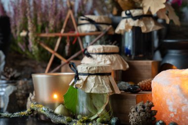 Cam kavanozlardaki iksirler. Sihirli eşyalar sahnesi. Büyücülük nesneleri arka plan.