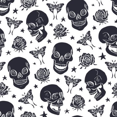 Luna güveleri ve güllerle çevrili elle çizilmiş mürekkepli çiçek kafatası desenleri. İskelet başları siyah beyaz arka planda kelebekler ve çiçeklerle.