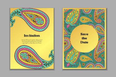 Parlak renkli desenli iki tebrik kartı şablonu. Doğulu süslemeli düğün davetiyesi. Modern durağan tasarım.