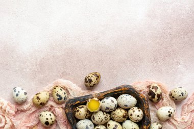 Tahta tabakta taze bıldırcın yumurtası. Sağlıklı yiyecekler. Yukarıdan görüntüle