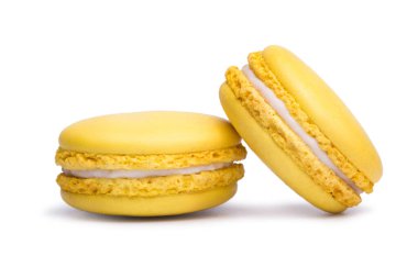 Beyaz arkaplanda izole edilmiş sarı makarna kurabiyeleri.