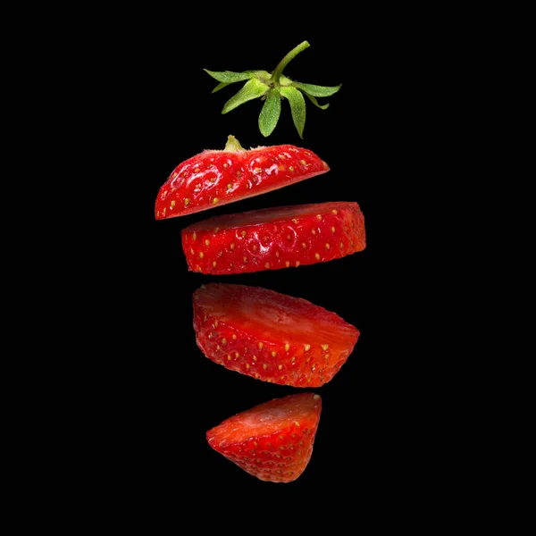 Fatias Morango Isoladas Fundo Preto Design Surreal Pedaços Fruta Flutuar — Fotografia de Stock