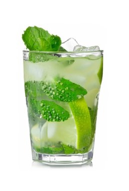 Beyaz arka planda taze limonlu mojito kokteyli. Yüksek kalite fotoğraf