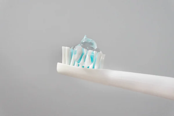Witte Tandenborstel Met Kristal Transparante Tandpasta Witte Achtergrond Hoge Kwaliteit — Stockfoto