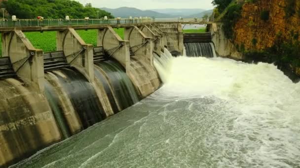Vattenkraftdammen Vid Floden Utsikt Över Vattenkraftdammen Vattenavledning Genom Slussar Damm — Stockvideo