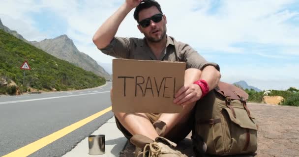 Jeune Homme Voyageur Auto Stop Dans Ville Man Hitchhiking Country — Video