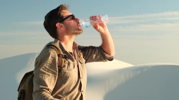 Mannelijke Reiziger Drinkt Water Afrikaanse Woestijn Uit Plastic Fles Man — Stockvideo