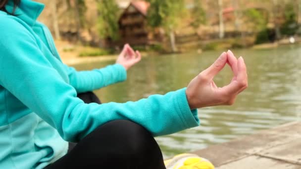 Yoga Frauenhände Lotus Position Kerzen Und Finger Mudra Symbol Der — Stockvideo
