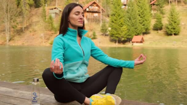 瑜伽女子手 莲花位置烛光和手指的泥巴 冥想的象征是交叉的手指 咒语的手指的形状 清晰的头脑 改善内心的平衡 — 图库视频影像