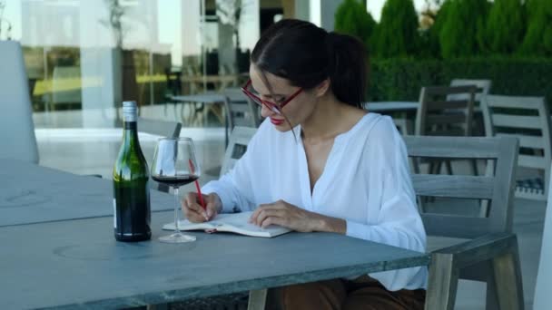 Sommeliers Kobieta Trzymać Szklane Czerwone Wino Degustacja Karty Młoda Kobieta — Wideo stockowe