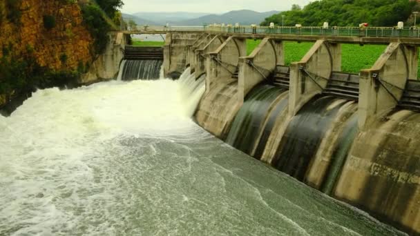 Elektrownia Wodna Górskim Kanionie Elektrownia Wodna Górskiej Rzece Uwalnia Wodę — Wideo stockowe