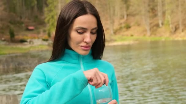 Atletisk Kvinna Dricker Vatten Efter Att Tränat Utomhus Törstig Idrottskvinna — Stockvideo