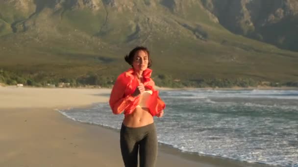 Athletisches Mädchen Mit Sexy Körper Leggings Läuft Bei Sonnenuntergang Strand — Stockvideo