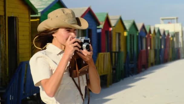 Žena Cestovatel Safari Sluneční Klobouk Pořídí Fotografii Pozadí Barevných Šaten — Stock video