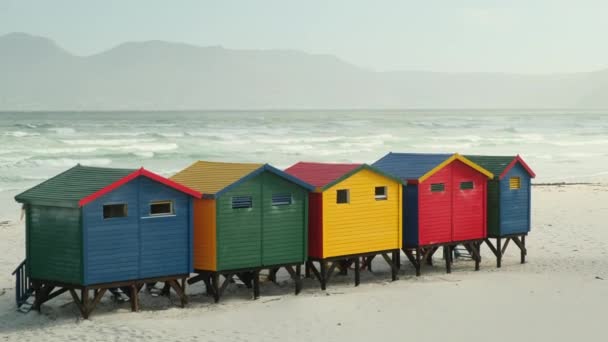 Färgglada Badhus Muizenberg Kapstaden Sydafrika Strandinfrastruktur Strandinfrastruktur Rad Färgglada Omklädningsrum — Stockvideo