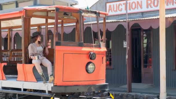 Egy Cowboy Kalapos Cowgirl Egy Vasbögrével Egy Amerikai Vasúti Kocsin — Stock videók