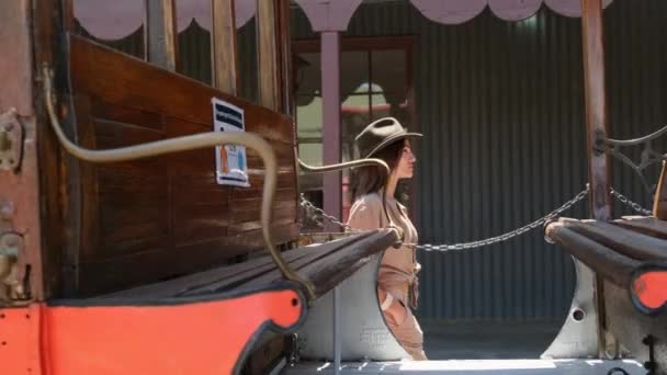 Μια Καουμπόισσα Καουμπόικο Καπέλο Κάθεται Μια Σιδερένια Κούπα Ένα Βαγόνι — Αρχείο Βίντεο