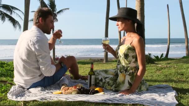 Holka Kluk Oceánu Slaví Líbánky Bali Romantický Piknik Koncept Letního — Stock video
