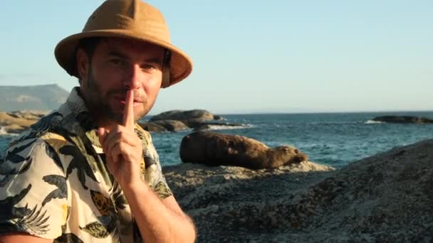 Viajero Masculino Sombrero Safari Overoles Mira León Marino Hermoso Disparo — Vídeos de Stock