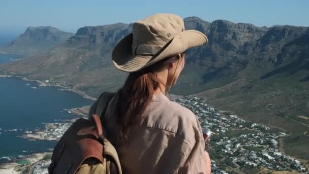 Viaggiatore Abiti Safari Cappello Scatta Una Foto Dell Oceano Alta — Video Stock