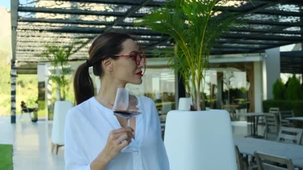 Bir Kadeh Şarapla Güzel Bir Genç Kadın Kırmızı Gözlüklü Kırmızı — Stok video