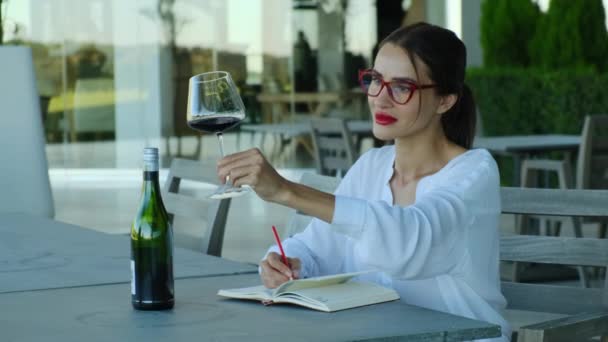 Sommelier Evalueert Rode Wijn Geconcentreerde Strikte Zakenvrouw Een Wit Shirt — Stockvideo